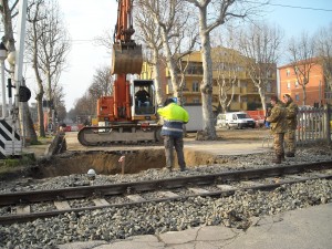 DSCN0007 I tecnici al lavoro, questa mattina, nella buca profonda due metri e mezzo.
