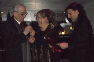 Cristella sta velando al M° Speranza la "sorpresa", mentre il bravo cantante Ricci... la spacchetta