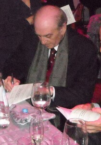 Il M° Speranza firma le copie del libretto di Cristella