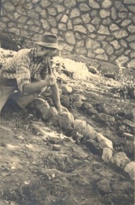Il custode Augusto Tamburini inizia la costruzione del muretto della Fonte