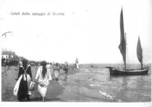 Spiaggia donne vestite e barca compress (1)